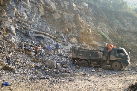 Mỗi ngày nổ mìn rút ruột hàng trăm khối đá