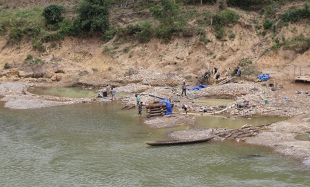 Đi mót vàng, người phụ nữ bị đất đè tử vong