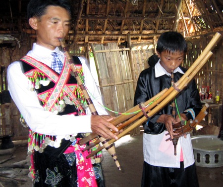 Vũ điệu khèn Mông vang vọng khắp núi rừng