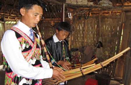 Vũ điệu khèn Mông vang vọng khắp núi rừng - 4 Vũ điệu khèn Mông vang vọng khắp núi rừng