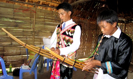 Vũ điệu khèn Mông vang vọng khắp núi rừng - 3 Vũ điệu khèn Mông vang vọng khắp núi rừng