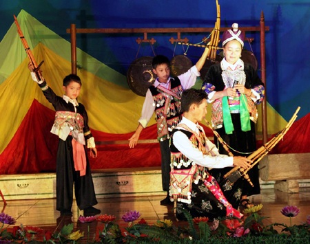 Vũ điệu khèn Mông vang vọng khắp núi rừng