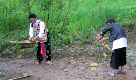 Vũ điệu khèn Mông vang vọng khắp núi rừng - 12 Vũ điệu khèn Mông vang vọng khắp núi rừng