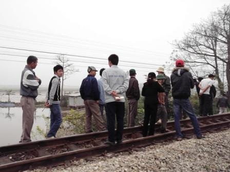 Băng qua đường sắt bán vôi, bị tàu tông chết