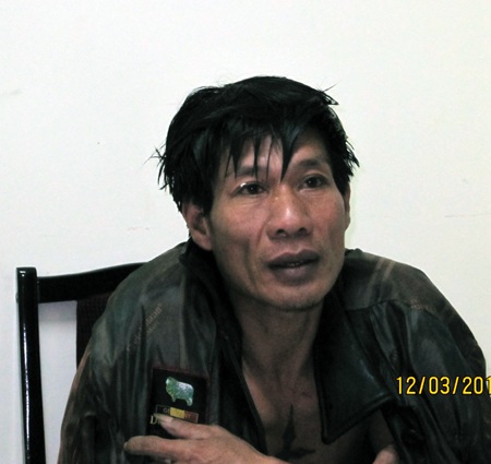 Thuê taxi chở pháo lậu, nhảy xuống hồ trốn công an