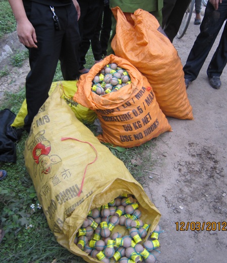 Thuê taxi chở pháo lậu, nhảy xuống hồ trốn công an