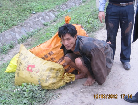 Thuê taxi chở pháo lậu, nhảy xuống hồ trốn công an