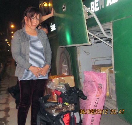 Thuê taxi chở pháo lậu, nhảy xuống hồ trốn công an