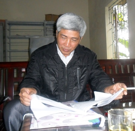 Nhà trường đút túi tiền chi phí học tập của học sinh nghèo?