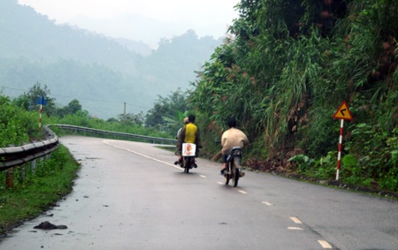 Lật xe chở gỗ, 3 người bị thương 