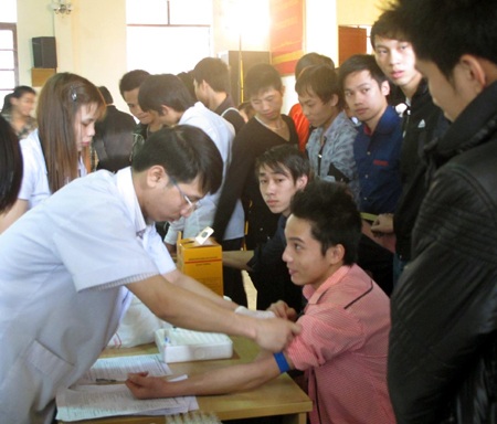 Hơn 160 sinh viên hiến máu nhân đạo
