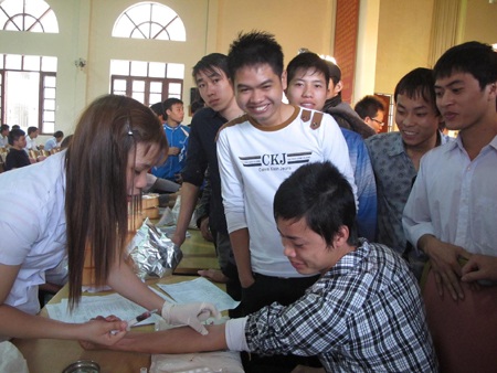 Hơn 160 sinh viên hiến máu nhân đạo