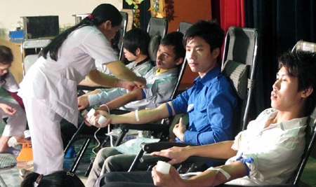 Hơn 160 sinh viên hiến máu nhân đạo