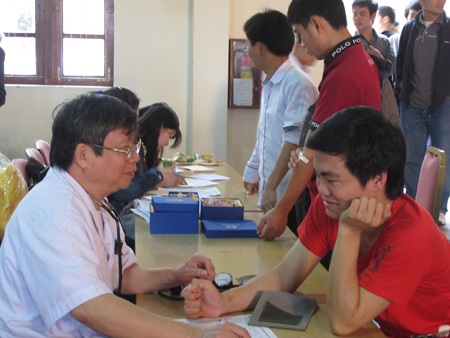 Hơn 160 sinh viên hiến máu nhân đạo