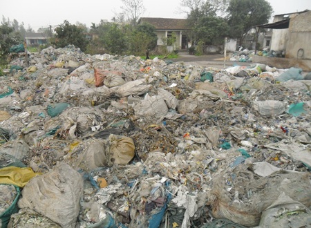 Hàng trăm người dân nghẹt thở vì nhà máy giấy