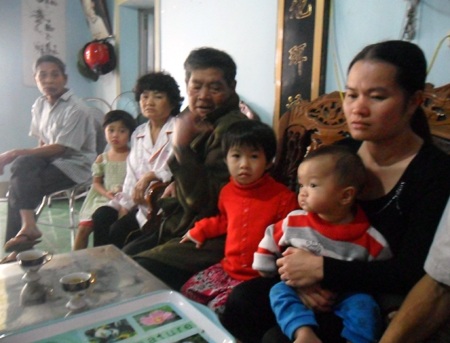 Hàng trăm người dân nghẹt thở vì nhà máy giấy