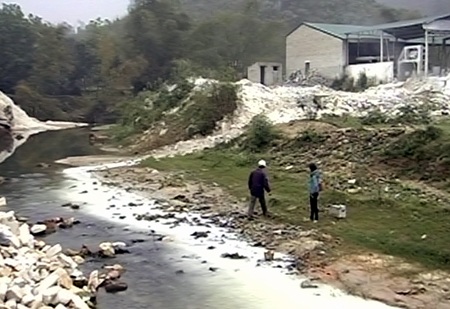 Khốn khổ với nước thải của hàng chục xưởng đá