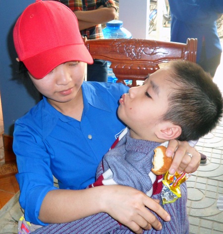 Vui cùng trẻ khuyết tật tại Trung tâm 19-3