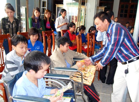 Vui cùng trẻ khuyết tật tại Trung tâm 19-3
