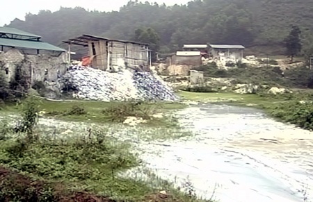 Khốn khổ với nước thải của hàng chục xưởng đá