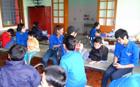 Vui cùng trẻ khuyết tật tại Trung tâm 19-3