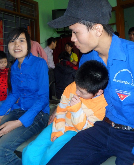 Vui cùng trẻ khuyết tật tại Trung tâm 19-3