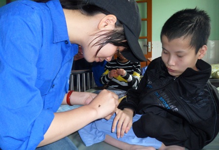 Vui cùng trẻ khuyết tật tại Trung tâm 19-3