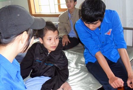 Vui cùng trẻ khuyết tật tại Trung tâm 19-3