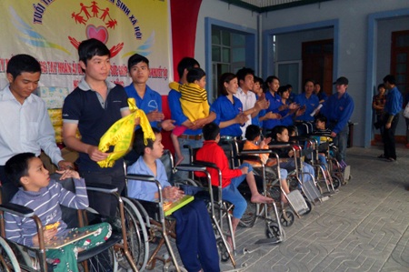 Vui cùng trẻ khuyết tật tại Trung tâm 19-3