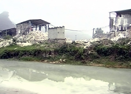 Khốn khổ với nước thải của hàng chục xưởng đá