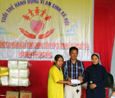 Vui cùng trẻ khuyết tật tại Trung tâm 19-3