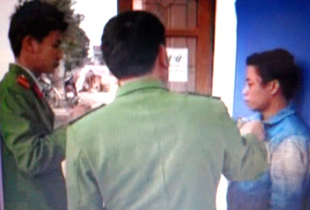 Dùng bình xịt hơi cay tấn công công an