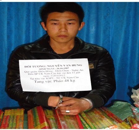 Vận chuyển chân gấu giấu trong những bao tải pháo 