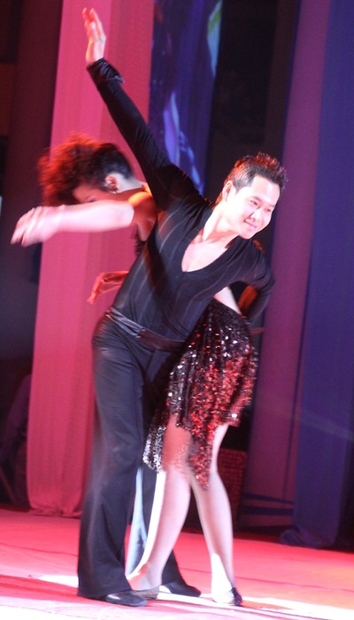 “Choáng” với phần thi năng khiếu chung kết nữ sinh ĐH Vinh  