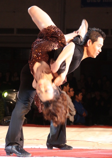 “Choáng” với phần thi năng khiếu chung kết nữ sinh ĐH Vinh  