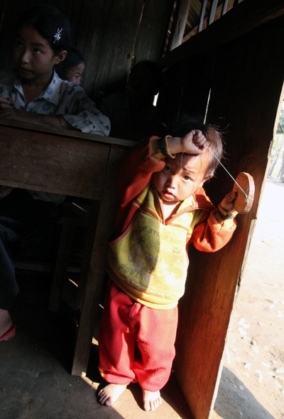 “Mẹ dặn muốn đi học thì phải bế em theo...”