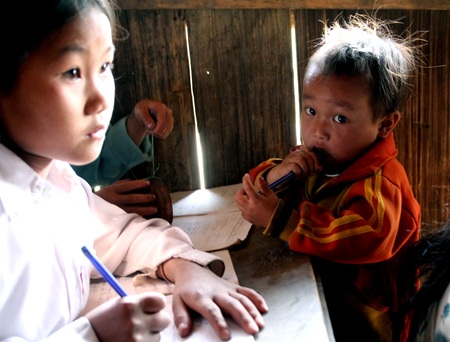 “Mẹ dặn muốn đi học thì phải bế em theo...”