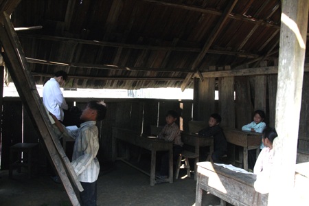 “Mẹ dặn muốn đi học thì phải bế em theo...”