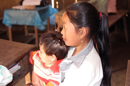 “Mẹ dặn muốn đi học thì phải bế em theo...”