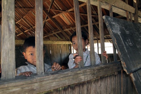 “Mẹ dặn muốn đi học thì phải bế em theo...”