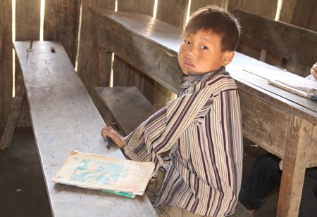 “Mẹ dặn muốn đi học thì phải bế em theo...”