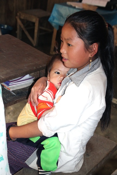 “Mẹ dặn muốn đi học thì phải bế em theo...”