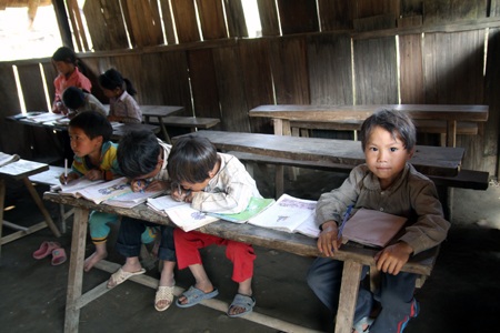 “Mẹ dặn muốn đi học thì phải bế em theo...”