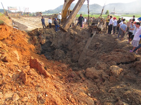 Dính mũi khoan, bom nằm sâu dưới lòng đất phát nổ