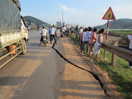 Dính mũi khoan, bom nằm sâu dưới lòng đất phát nổ