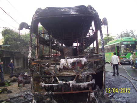 Xe khách 2 lần bốc cháy dữ dội trên QL1A