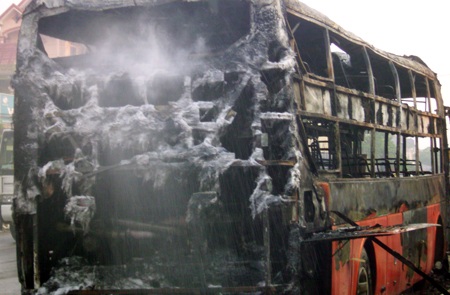 Xe khách 2 lần bốc cháy dữ dội trên QL1A