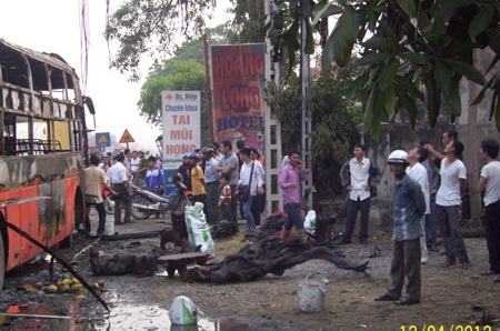 Xe khách 2 lần bốc cháy dữ dội trên QL1A