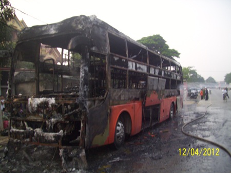 Xe khách 2 lần bốc cháy dữ dội trên QL1A