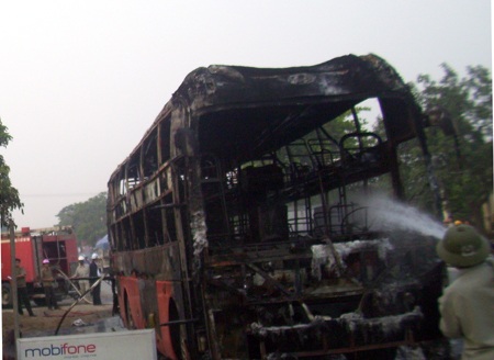 Xe khách 2 lần bốc cháy dữ dội trên QL1A